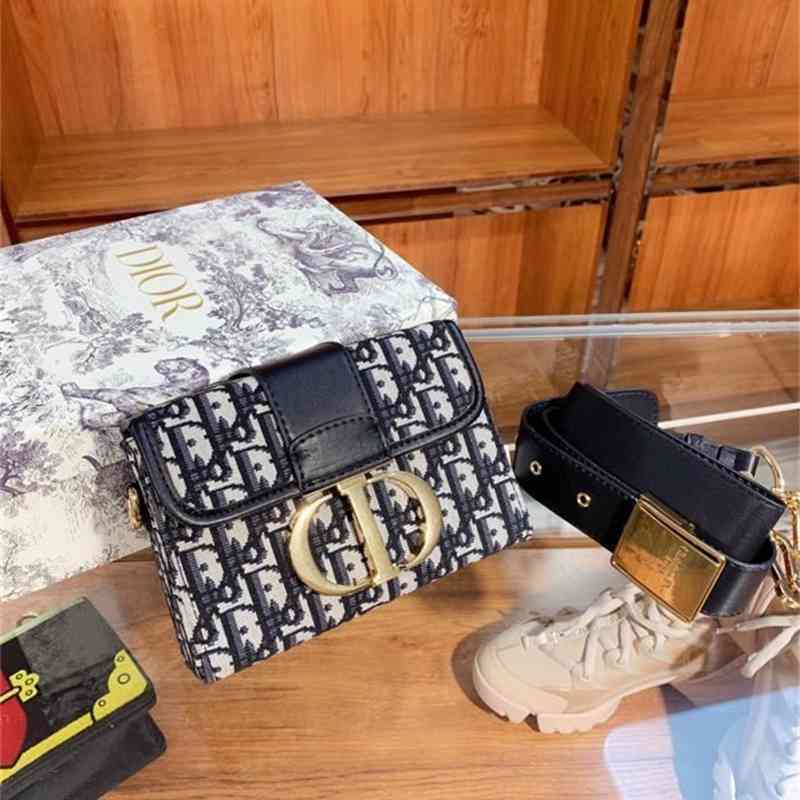 D family andbag year old new Mengtian small square CD embroidered canvas box Single Shoulder Messenger bag factory wholesale outlet
D family andbag year old new Mengtian small square CD embroidered canvas box Single Shoulder Messenger bag factory wholesale outlet