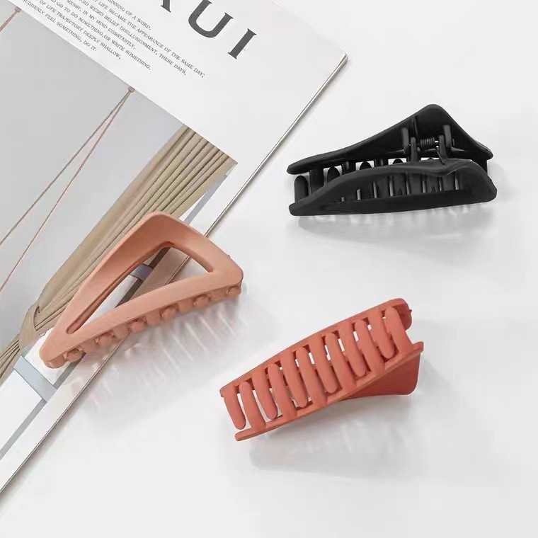 2021 Geometric Triangle Claw Clip For Women Tough Solid Plastic Hair Claw Large Size Hair Clamps Clip Crab For Hair Accessories, Slivery;golden
2021 Geometric Triangle Claw Clip For Women Tough Solid Plastic Hair Claw Large Size Hair Clamps Clip Crab For Hair Accessories, Slivery;golden