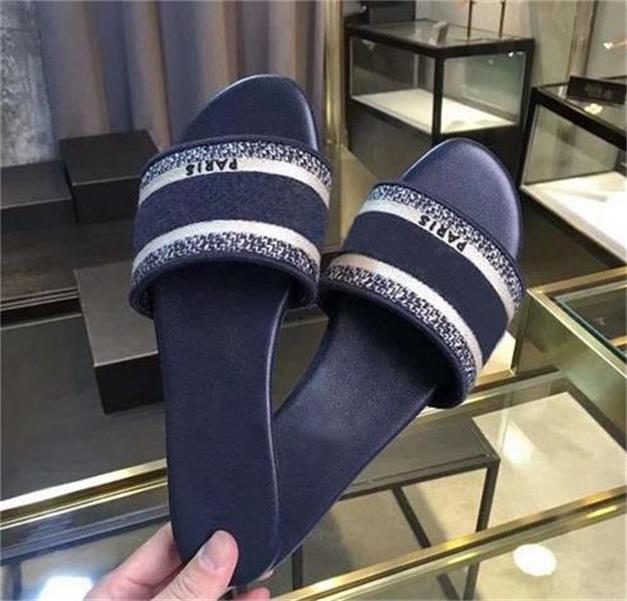 2021 Women Sandals Slippers Embroidery Floral Brocade Girls dway Flip Flops luxuries loafers Striped Beach Genuine Leather Slipper Slides
2021 Women Sandals Slippers Embroidery Floral Brocade Girls dway Flip Flops luxuries loafers Striped Beach Genuine Leather Slipper Slides