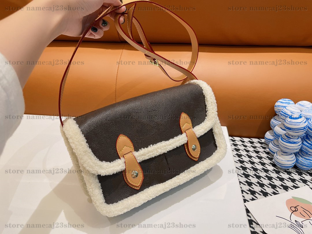 Classic Lambswool Messenger bag Vintage Handbag Designer Women Luxurys Shoulder Purse Clutch Bags Crossbody Teddy Designers Bags, 01
Classic Lambswool Messenger bag Vintage Handbag Designer Women Luxurys Shoulder Purse Clutch Bags Crossbody Teddy Designers Bags, 01