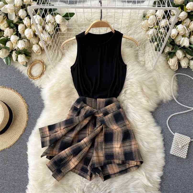 Casual Women 2 Piece Set Summer Chic Sleeveless Tank Top + Plaid Print High Waist Wide Leg Shorts Suits Clothing Sets 210603
Casual Women 2 Piece Set Summer Chic Sleeveless Tank Top + Plaid Print High Waist Wide Leg Shorts Suits Clothing Sets 210603