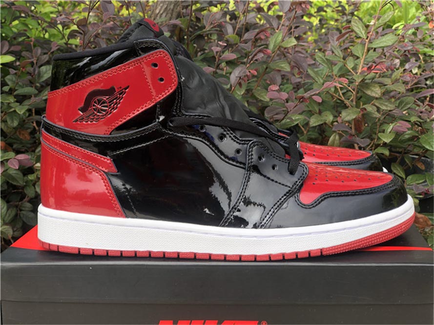 2021 Authentic 1 High OG Bred Patent Black/White-Varsity Red Shoes Man Woman Outdoor Sports Sneakers With Original Box 555088-063
2021 Authentic 1 High OG Bred Patent Black/White-Varsity Red Shoes Man Woman Outdoor Sports Sneakers With Original Box 555088-063