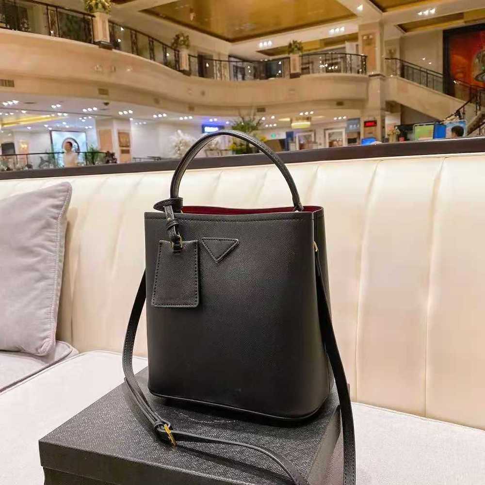 2021brand Designers Hand Luxurys hands High Quality Ladies Shoulder Bags women messenger leather fashion Bucket bag Cross body Bagdesigner
2021brand Designers Hand Luxurys hands High Quality Ladies Shoulder Bags women messenger leather fashion Bucket bag Cross body Bagdesigner