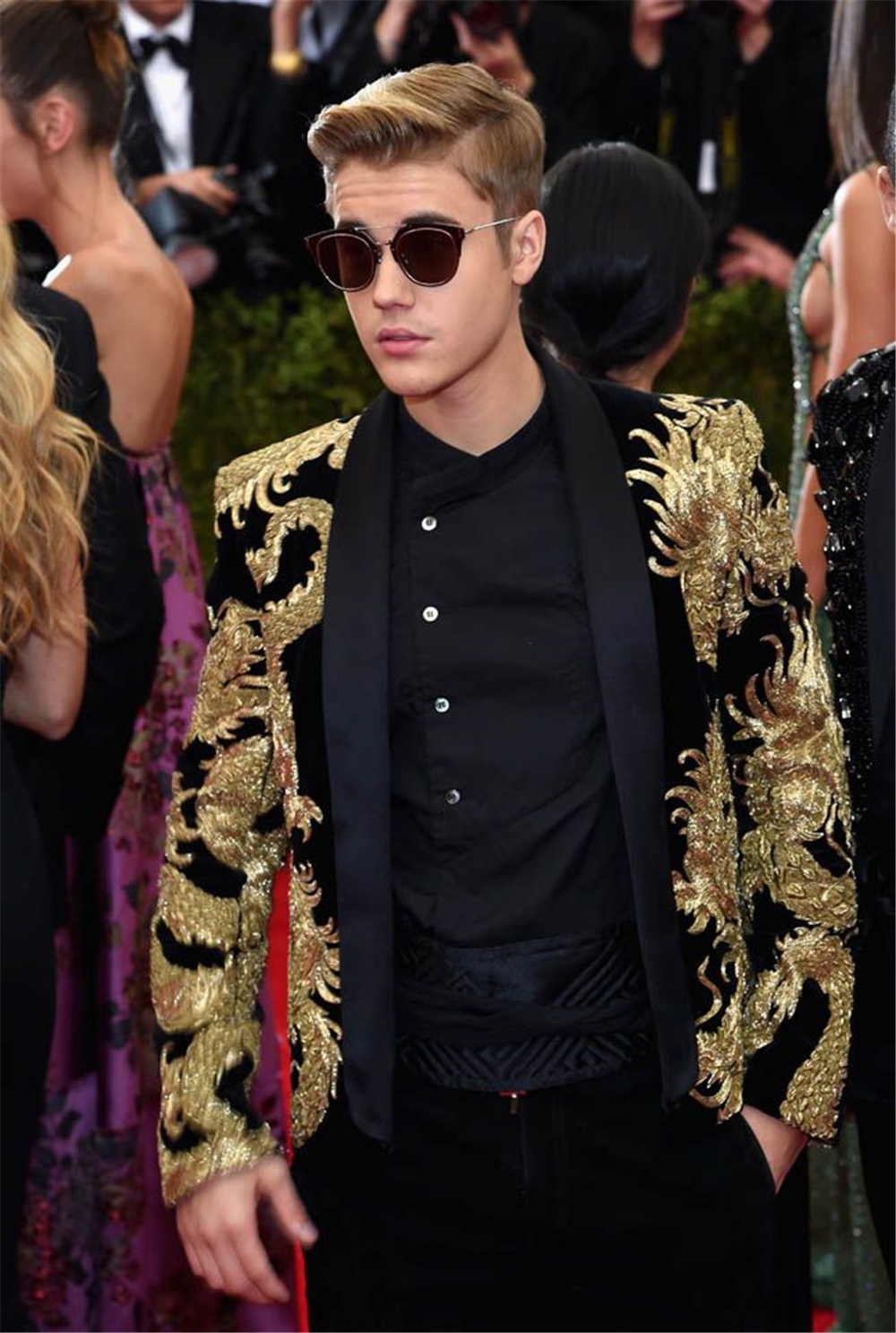 Designer Fashion Celebrity Mens Customized Wedding Tuxedos Gold Appliques Groom Wear Dinner Prom Party Blazer (Jacket+Pants)