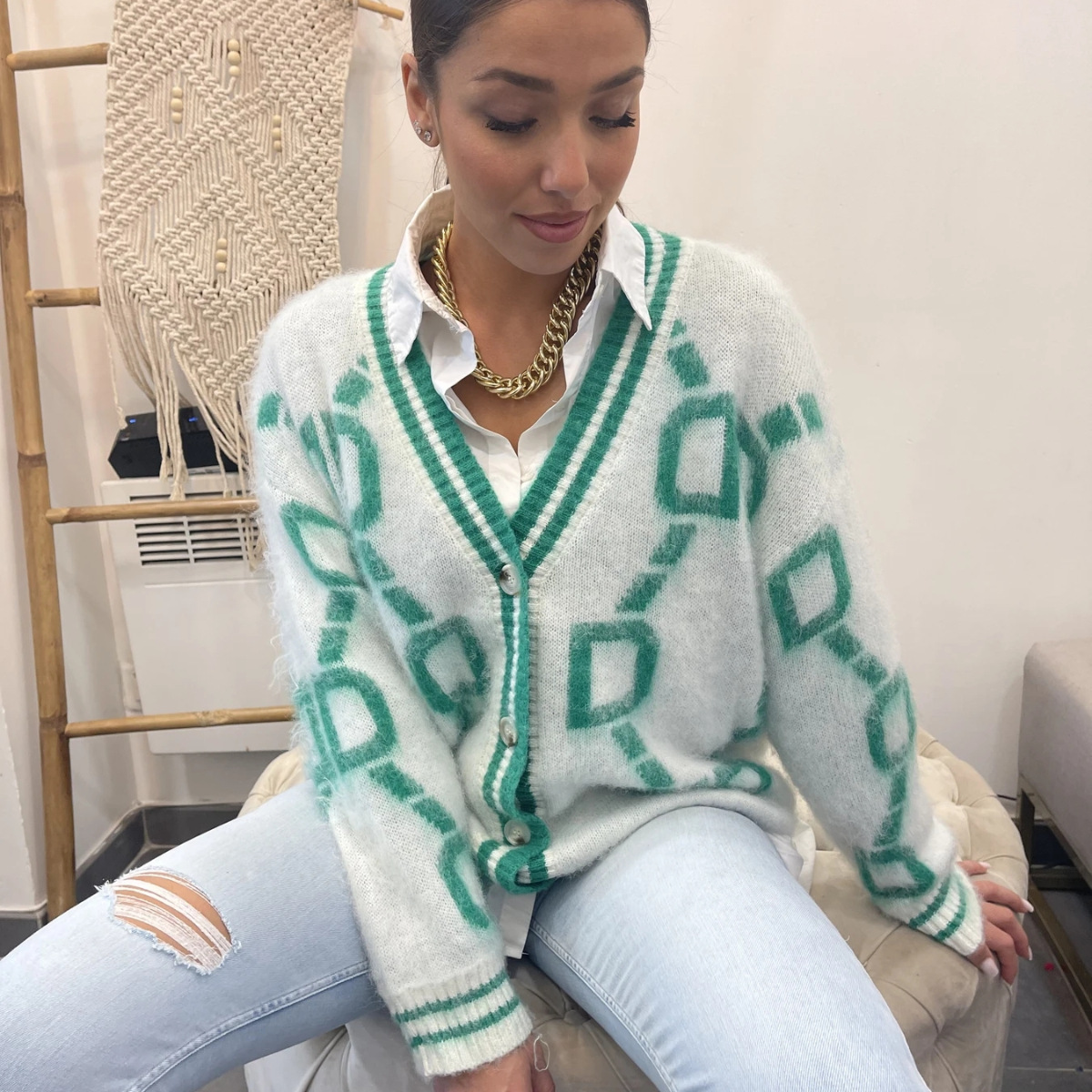 2022 brand designer ladies sweater letter embroidery V-neck knitted cardigan sweater long-sleeved top women Christmas gift, White;black
2022 brand designer ladies sweater letter embroidery V-neck knitted cardigan sweater long-sleeved top women Christmas gift, White;black