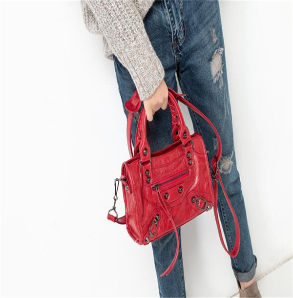 Luxurys designers Tassel Chain City Mini Storage Bags Lady Real Leather Top-Handle Shoulder Bag Studs Rivet Solid Rivets Medium Motorcycle Vintage Bag
Luxurys designers Tassel Chain City Mini Storage Bags Lady Real Leather Top-Handle Shoulder Bag Studs Rivet Solid Rivets Medium Motorcycle Vintage Bag