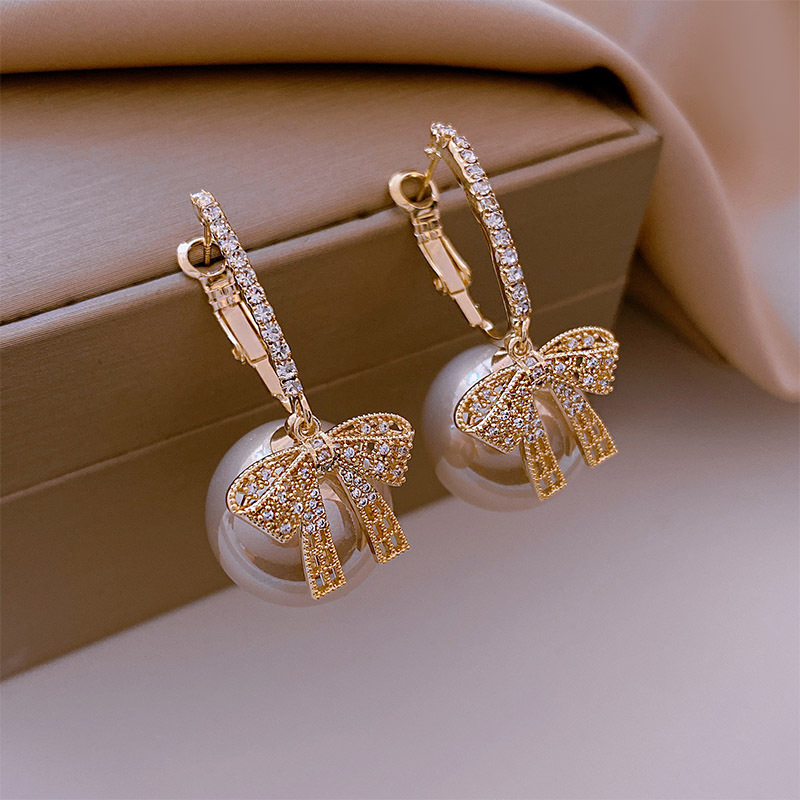 Niche Design Pearl Charm Earrings 2021 Trendy Atmospheric Zircon Bow Circle Earrings for Women