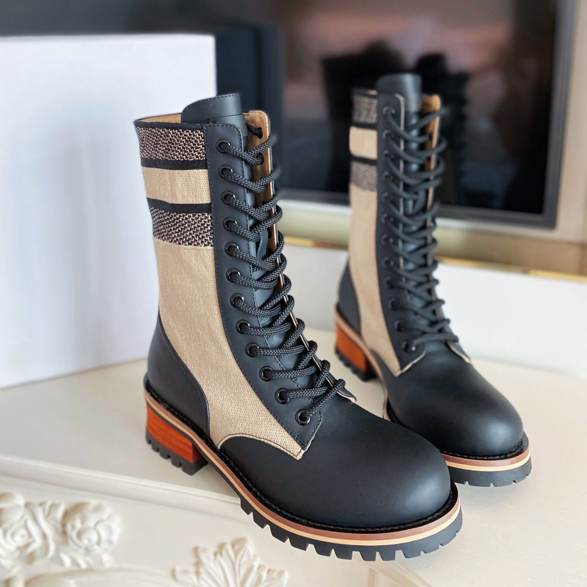 Beige mid-calf ankle Biker Boots for women luxury designers shoes block low heel lace-up booties Quest leather Embroidered logo chunky combat boot factory Footwear, Dark grey
Beige mid-calf ankle Biker Boots for women luxury designers shoes block low heel lace-up booties Quest leather Embroidered logo chunky combat boot factory Footwear, Dark grey