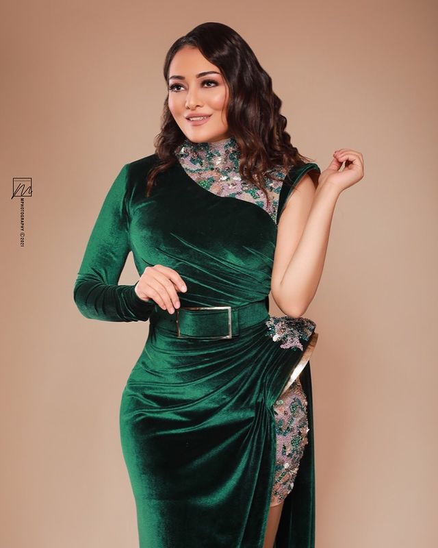 2021 Plus Size Arabic Aso Ebi Green Sexy Velvet Prom Dresses High Split Lace Evening Formal Party Second Reception Gowns Dress ZJ325