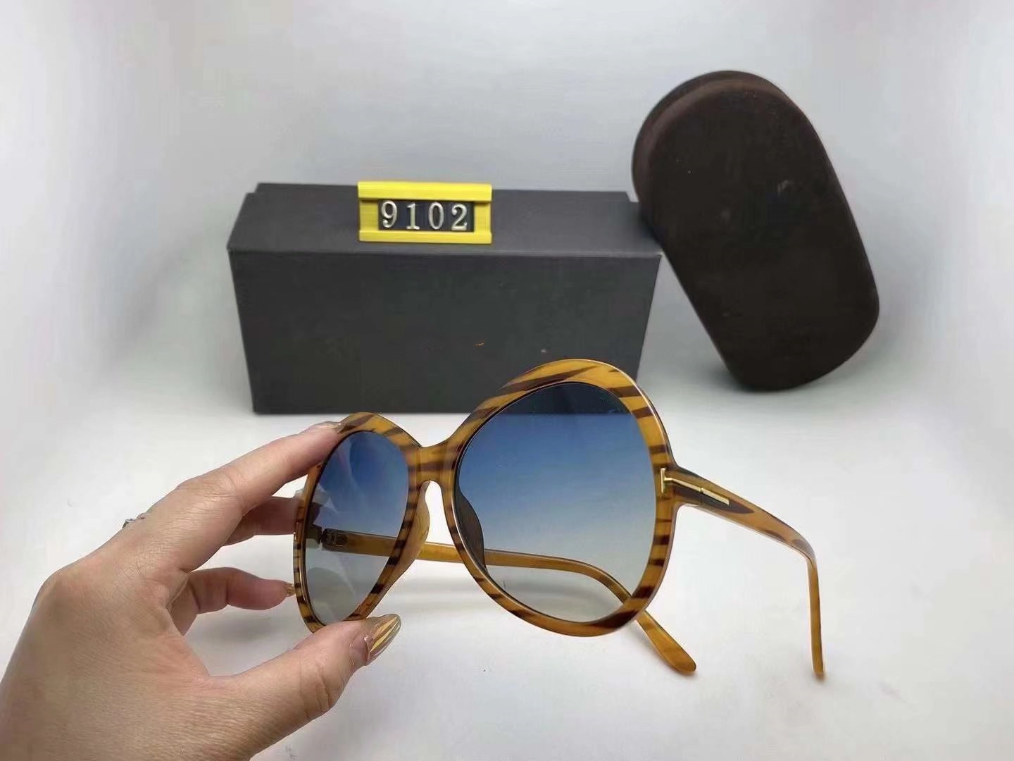 New Butterfly Sunglasses Man Woman Eyewear toms Fashion Designer rounds Sun Glasses UV400 fords Lenses Trend Sunglasses 9102 With box
New Butterfly Sunglasses Man Woman Eyewear toms Fashion Designer rounds Sun Glasses UV400 fords Lenses Trend Sunglasses 9102 With box