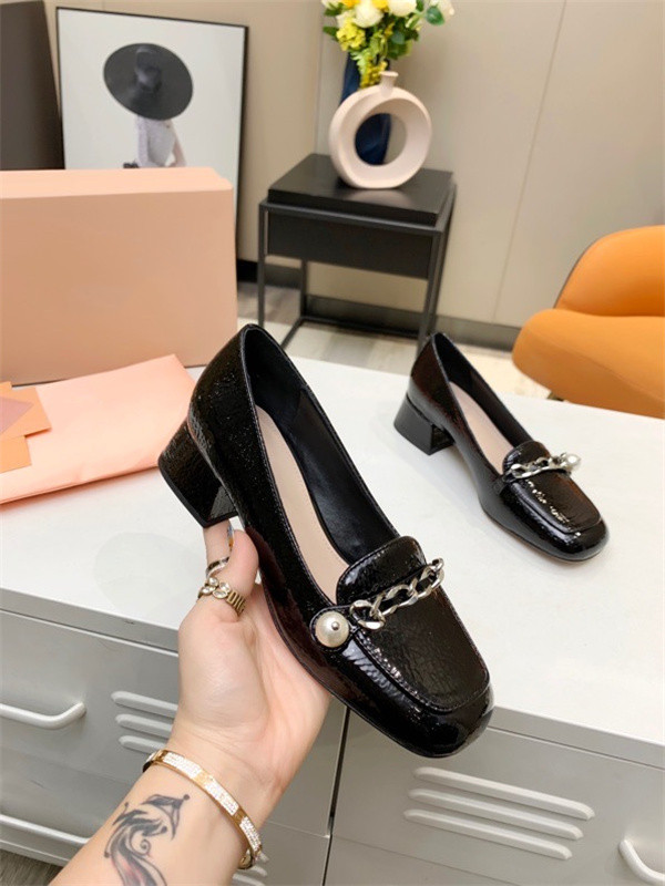 Dio Classic Mid heeled boat shoes Designer luxury leather Occupation high heels Shoes Round head Metal Button woman Dress shoes size35-40, Choose the color
Dio Classic Mid heeled boat shoes Designer luxury leather Occupation high heels Shoes Round head Metal Button woman Dress shoes size35-40, Choose the color