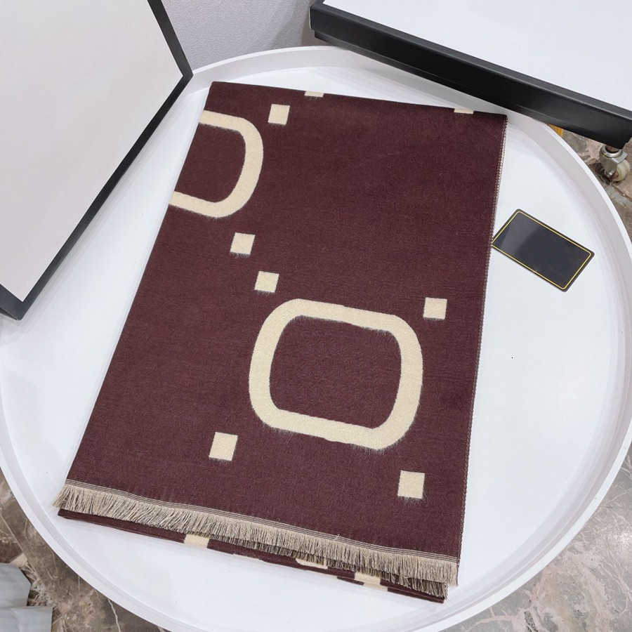 Fashion Scarf Warm Scarv Solid Color Big Letter Dign Comfortable for Man Women 4 Color Top Quality
Fashion Scarf Warm Scarv Solid Color Big Letter Dign Comfortable for Man Women 4 Color Top Quality