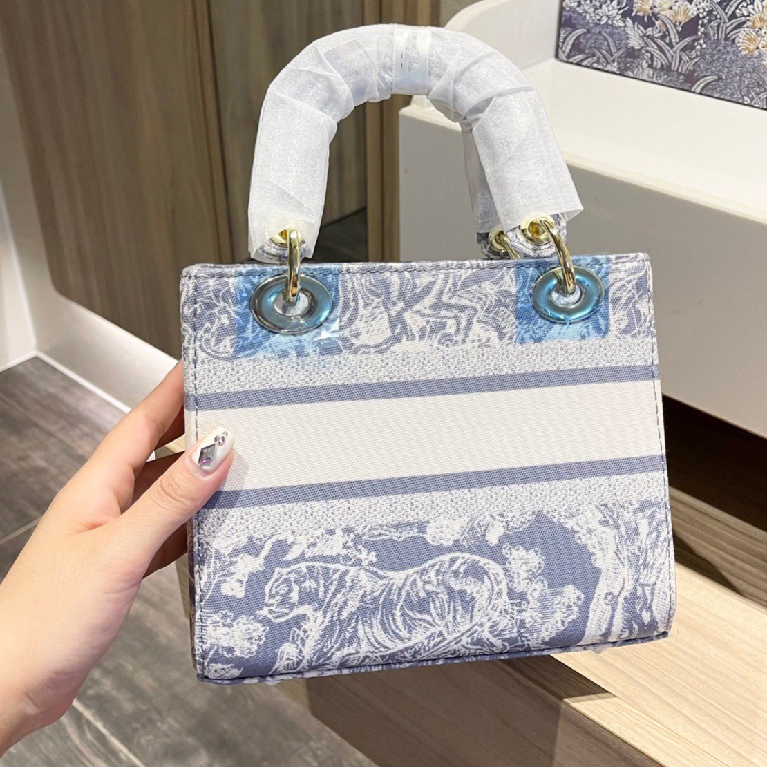 Latest Style bag Luxury Designer Handbag FASHION Global Limited Edition leather Shoulder Bags Waist bagss for men and women 20cm NO4, Box(no bag)(no bag)
Latest Style bag Luxury Designer Handbag FASHION Global Limited Edition leather Shoulder Bags Waist bagss for men and women 20cm NO4, Box(no bag)(no bag)