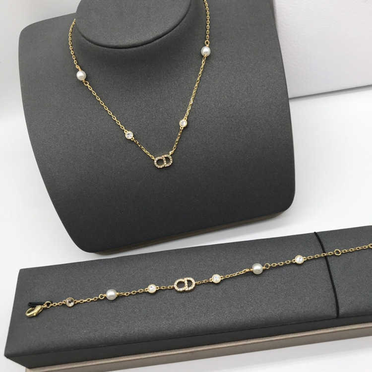 D home / D home classic fashion new CD Bracelet super versatile trend stud Necklace Bracelet three piece set
D home / D home classic fashion new CD Bracelet super versatile trend stud Necklace Bracelet three piece set