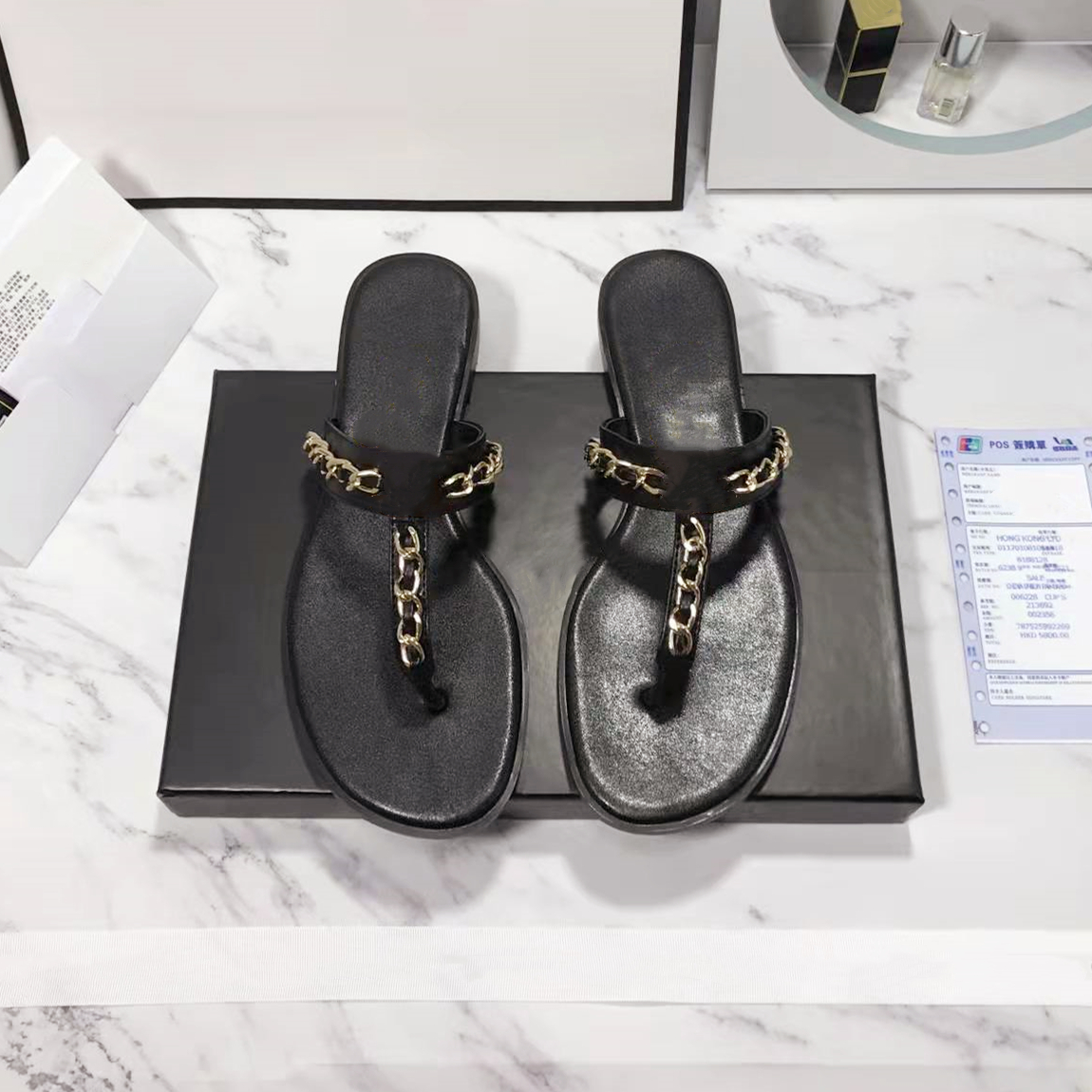 2022 Famous Designer Women Slippers Classic Black White Pure Color With Metal Chains Home Flip Flops Fashion Summer Outdoor Beach Ladies Comfortable Slides Sandals, Color1
2022 Famous Designer Women Slippers Classic Black White Pure Color With Metal Chains Home Flip Flops Fashion Summer Outdoor Beach Ladies Comfortable Slides Sandals, Color1
