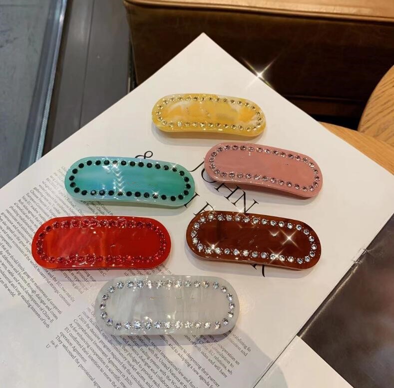 2021 European and American designer rhinestone letters Hair Clips & Barrettes fashion wild personality temperament western accessories fast delivery
2021 European and American designer rhinestone letters Hair Clips & Barrettes fashion wild personality temperament western accessories fast delivery