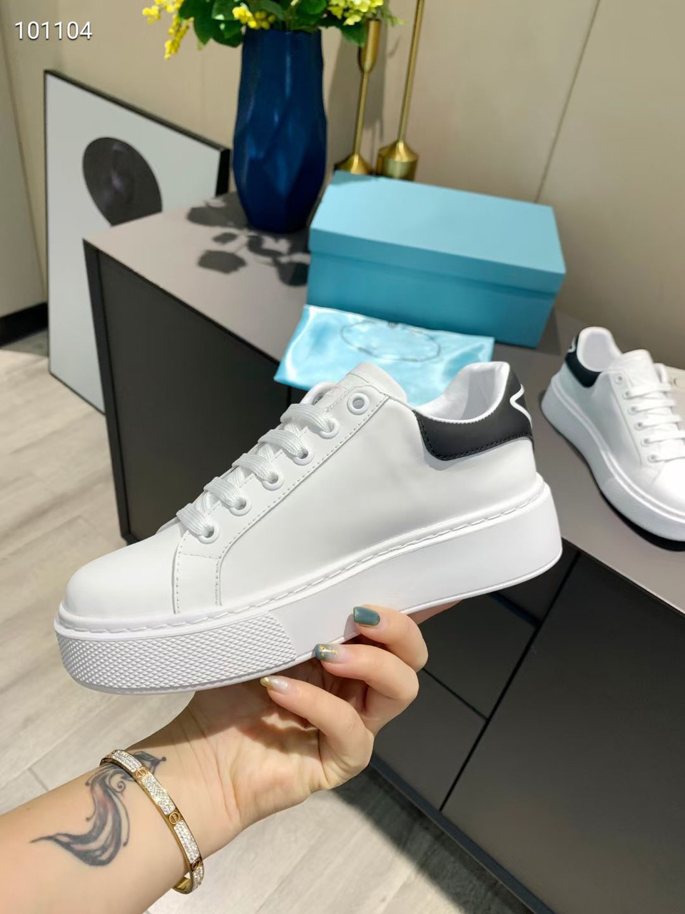 Triangle Decorated Shoe Leather Sneaker White Black Designer Sneakers Men Women Cotton Lace Up Platform Shoes 45 MM Rubber Sole With Box Dust Bag
Triangle Decorated Shoe Leather Sneaker White Black Designer Sneakers Men Women Cotton Lace Up Platform Shoes 45 MM Rubber Sole With Box Dust Bag