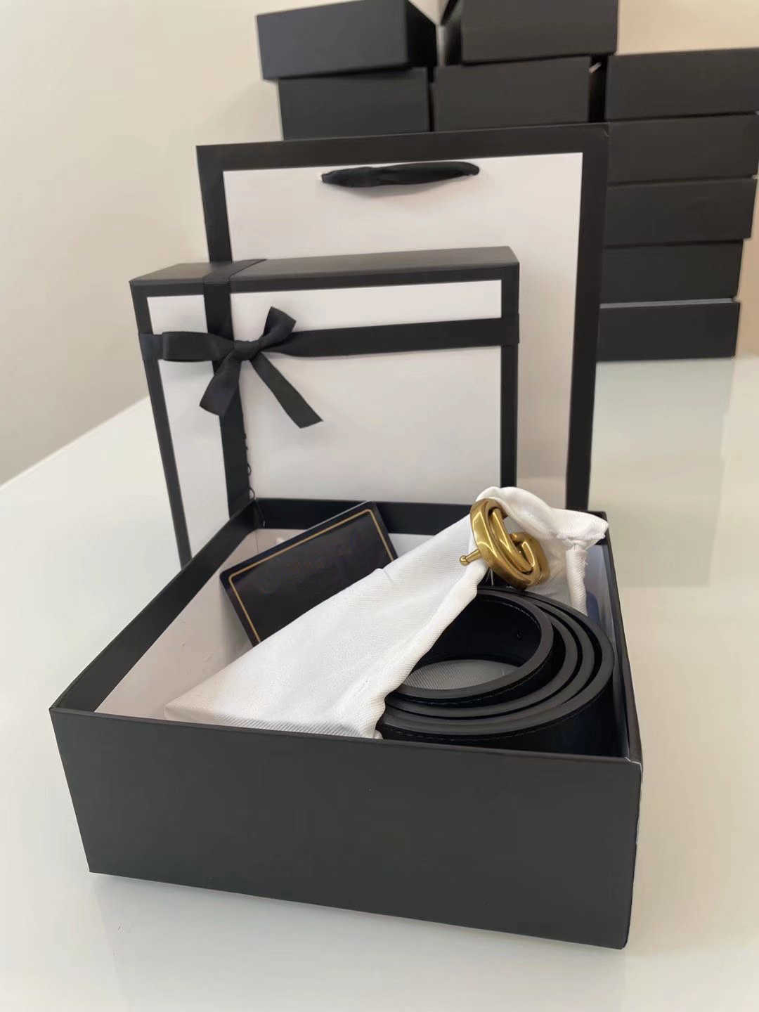 Luxury Designer belt men's women's large gold buckle leather classic ceiling width 2.0 --- 3.8mm, Black
Luxury Designer belt men's women's large gold buckle leather classic ceiling width 2.0 --- 3.8mm, Black