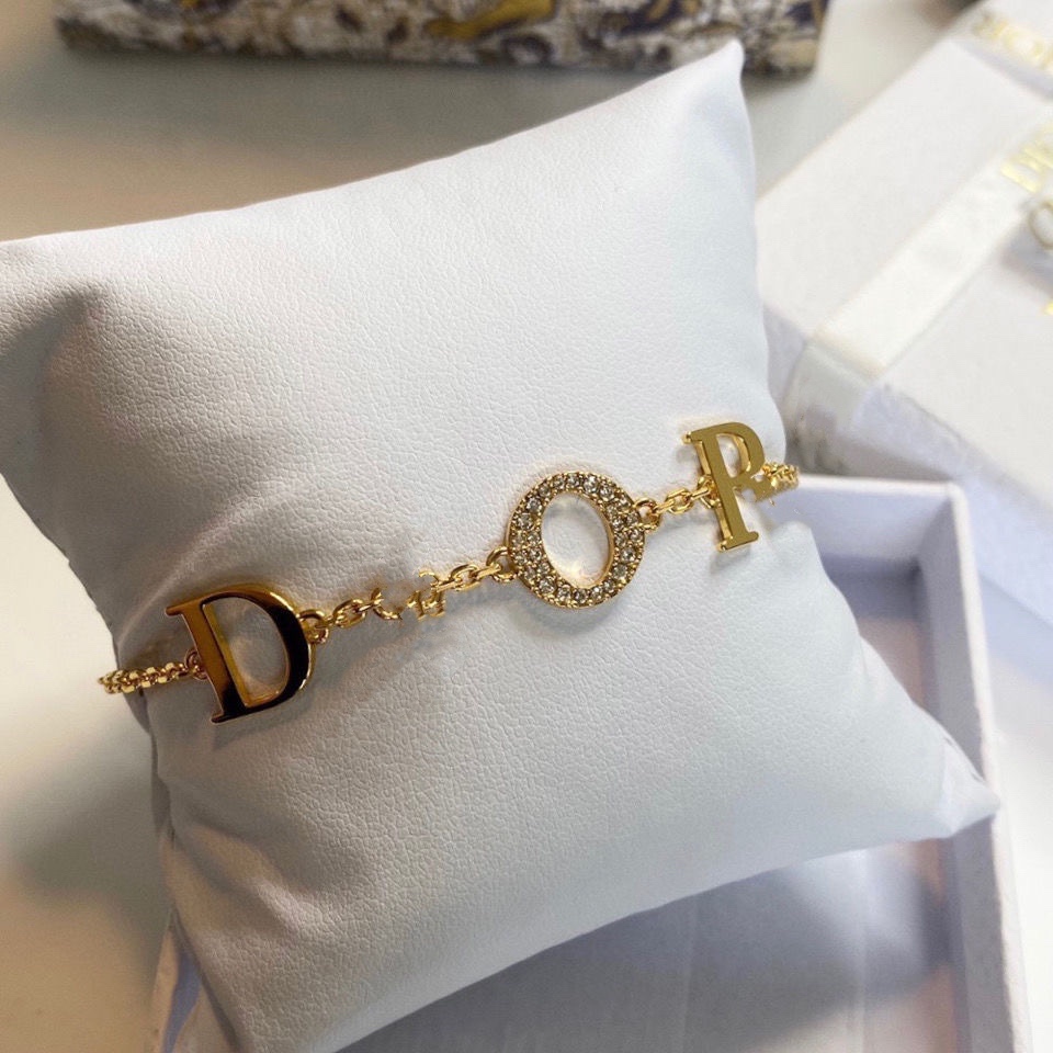 Classic Designer Pendant Charm Bracelets gold Diamiond Necklace fashion Jewelrys Wristband plated letter heart earring Pendants Titanium lov, Silver
Classic Designer Pendant Charm Bracelets gold Diamiond Necklace fashion Jewelrys Wristband plated letter heart earring Pendants Titanium lov, Silver