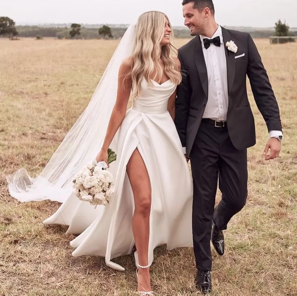 2022 Ivory Side Split Wedding Dresses Strapless Neck Bridal Gowns Plus Size A Line Sweep Train Satin Vestido de Novia Robe Mariee
