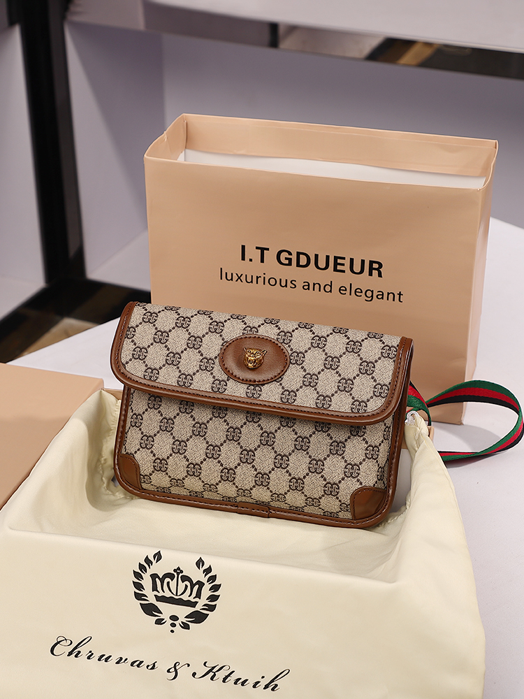 Wide-Strap Bag Womens Summer Genuine Leather Chest Bag 2021 New Fashion Crossbody Tiger Head Waist Bag All-Match Shoulder Envelope Package S, White
Wide-Strap Bag Womens Summer Genuine Leather Chest Bag 2021 New Fashion Crossbody Tiger Head Waist Bag All-Match Shoulder Envelope Package S, White
