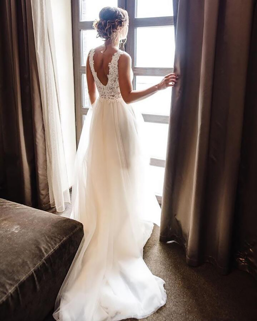 2021 Summer Wedding Dresses V Neck Backless Sweep Train A Line Appliques Lace Beads Garden Beach Boho Country Bridal Gowns robes de mariee Dress 0509