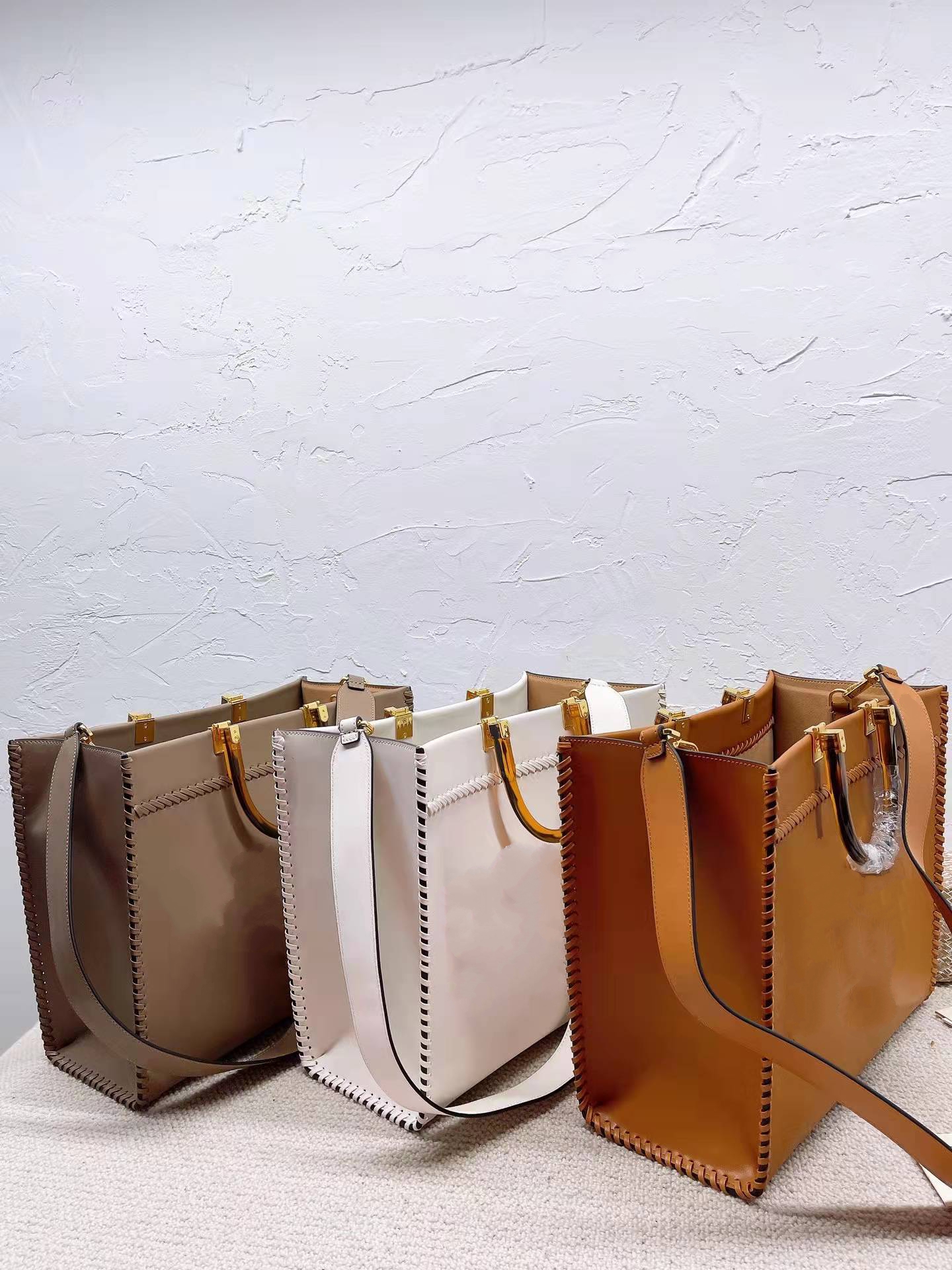 2022 Pure cowhide quality catwalk bags style is very practical and versatile when mommy bag with oversized capacity fashion Luxury, Black;red
2022 Pure cowhide quality catwalk bags style is very practical and versatile when mommy bag with oversized capacity fashion Luxury, Black;red