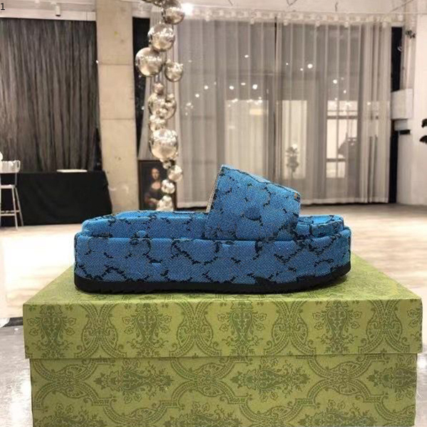 2021 style Women 573018 slide sandal Classic fashion Designer Ladies Red strawberry colored flip flops top brands mjk001 
2021 style Women 573018 slide sandal Classic fashion Designer Ladies Red strawberry colored flip flops top brands mjk001