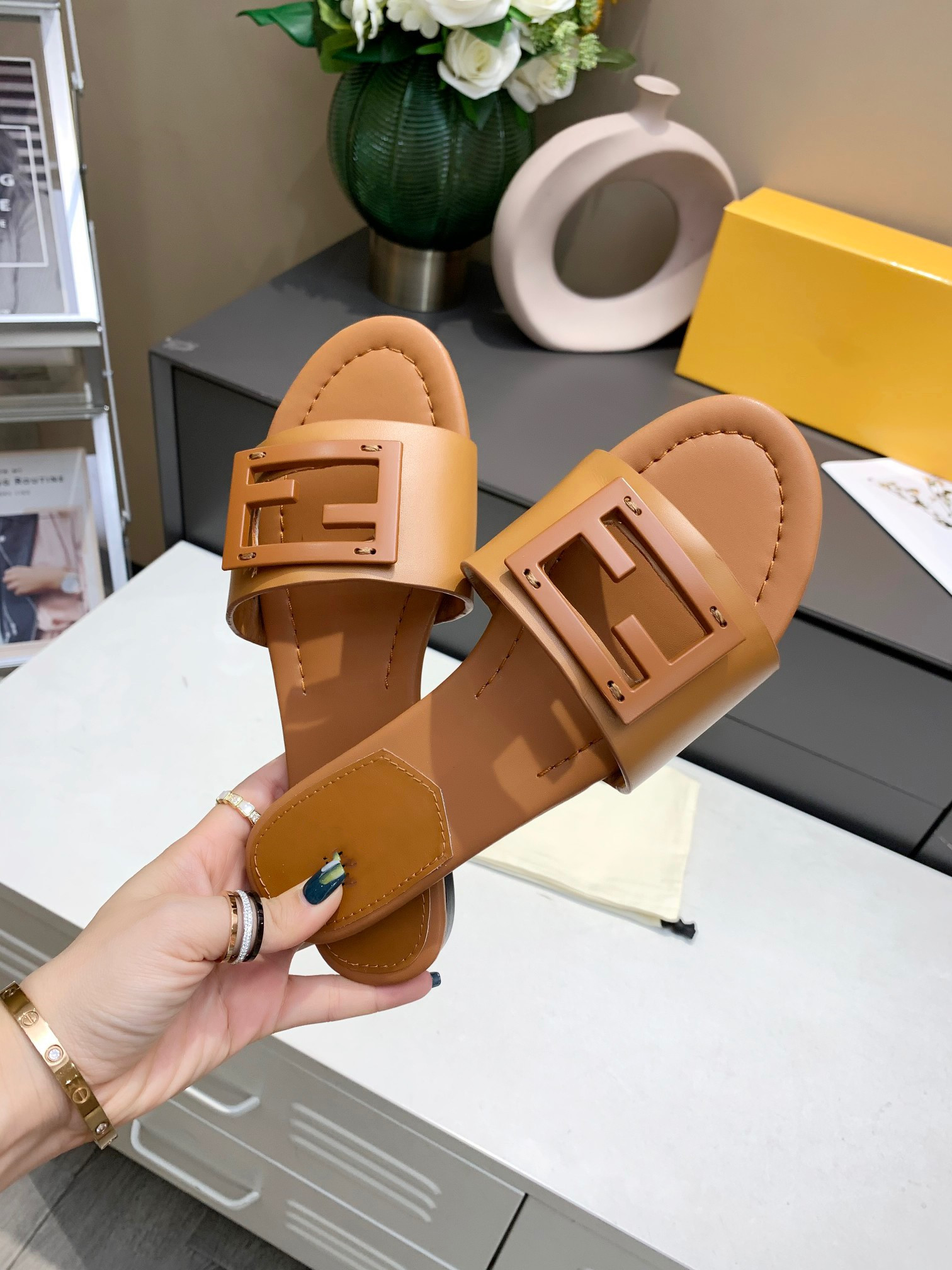 Signature slippers slides Banded sandals material Decorated with a leather Baguette pattern of the same color, Black
Signature slippers slides Banded sandals material Decorated with a leather Baguette pattern of the same color, Black