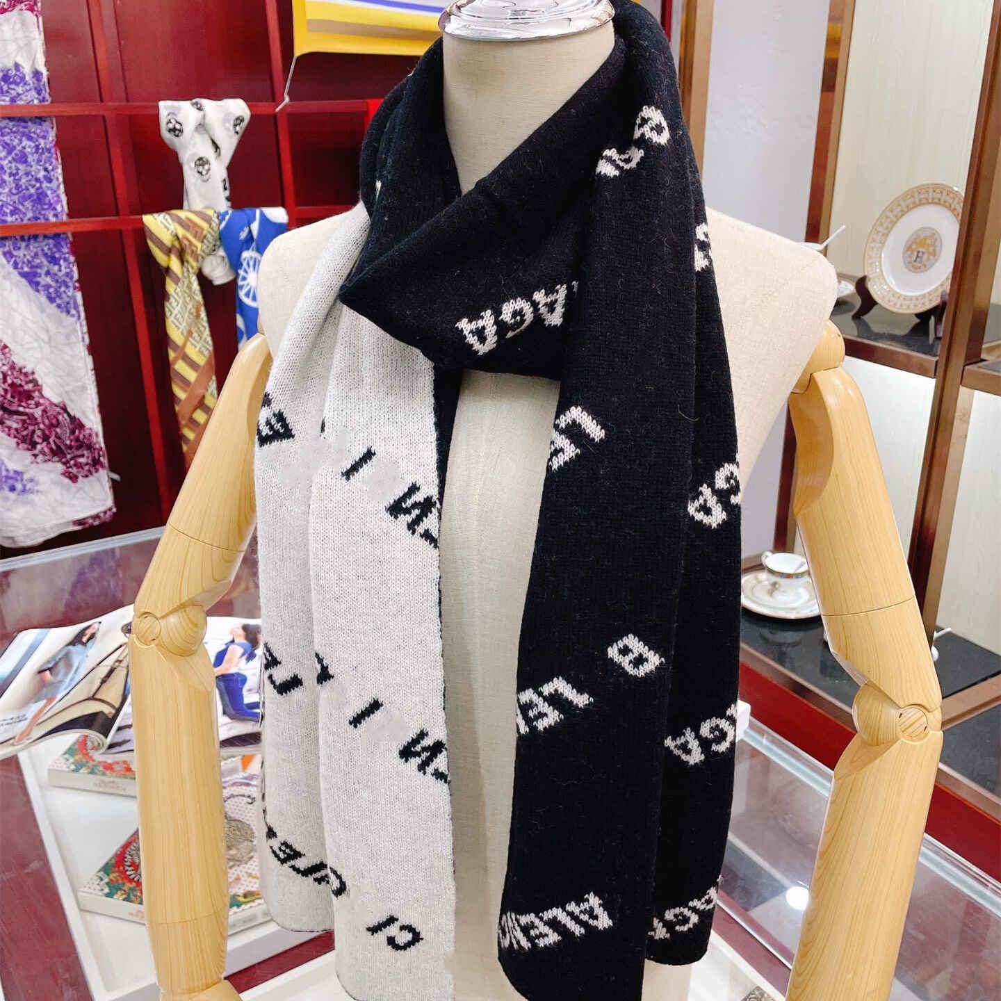 Highest quality fashion Luxury brand b women winter Cashmere scarf Keep warm thickening shawl accessories size 200x38cm
Highest quality fashion Luxury brand b women winter Cashmere scarf Keep warm thickening shawl accessories size 200x38cm