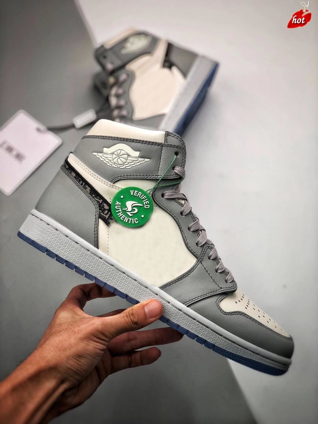 Shoes Released Authentic 1 High OG Low Men Women 1S Wolf Grey Sail Photon Dust White Original Bag CN8607-002, Bubble wrap packaging
Shoes Released Authentic 1 High OG Low Men Women 1S Wolf Grey Sail Photon Dust White Original Bag CN8607-002, Bubble wrap packaging