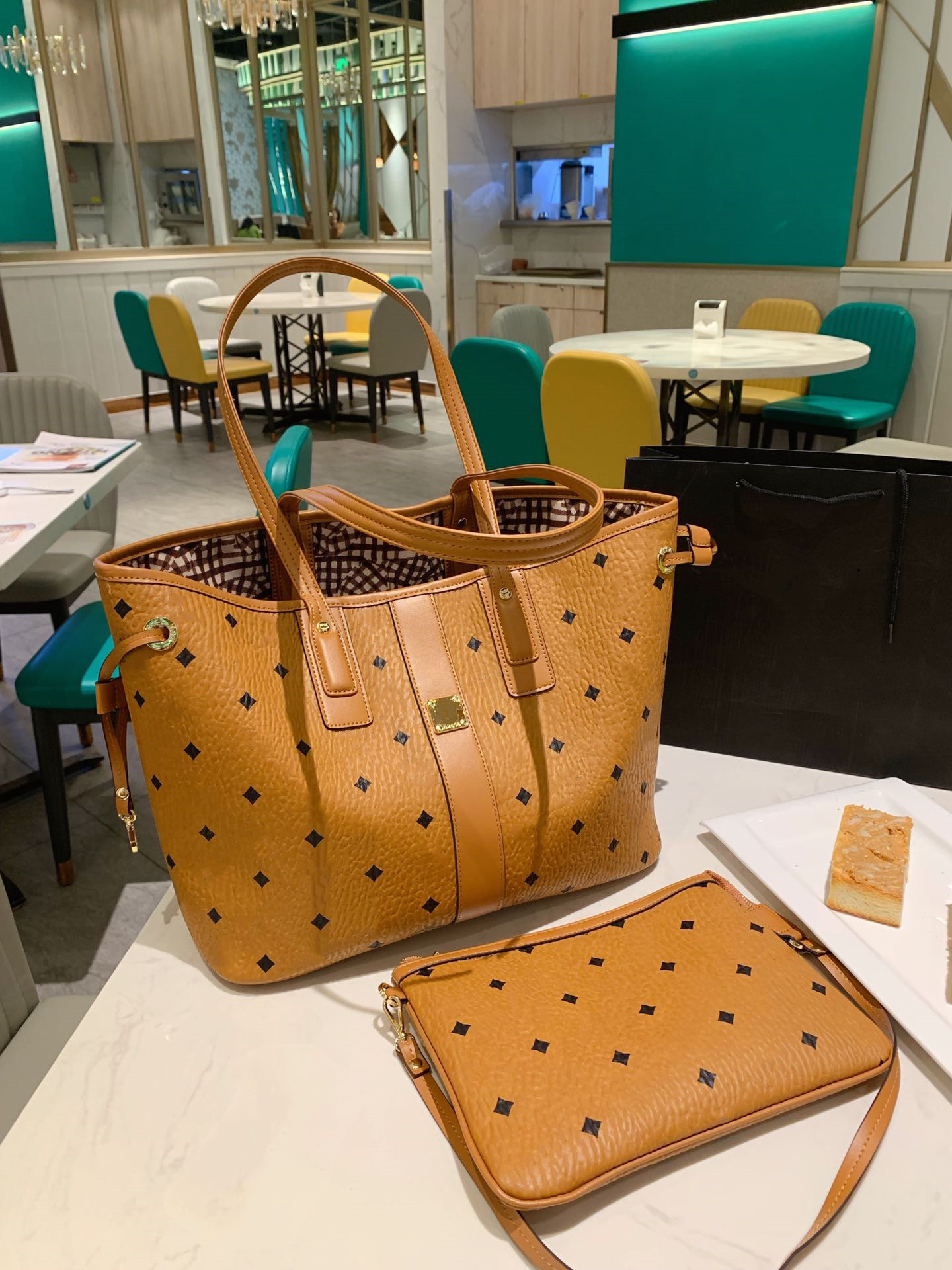5A+classic oversize Bags imitation brands Luxurys Designers tote handbags 2021 Women clutch leather original duffle bag cowhide shoulder wallet wholesale M0302, Brown
5A+classic oversize Bags imitation brands Luxurys Designers tote handbags 2021 Women clutch leather original duffle bag cowhide shoulder wallet wholesale M0302, Brown