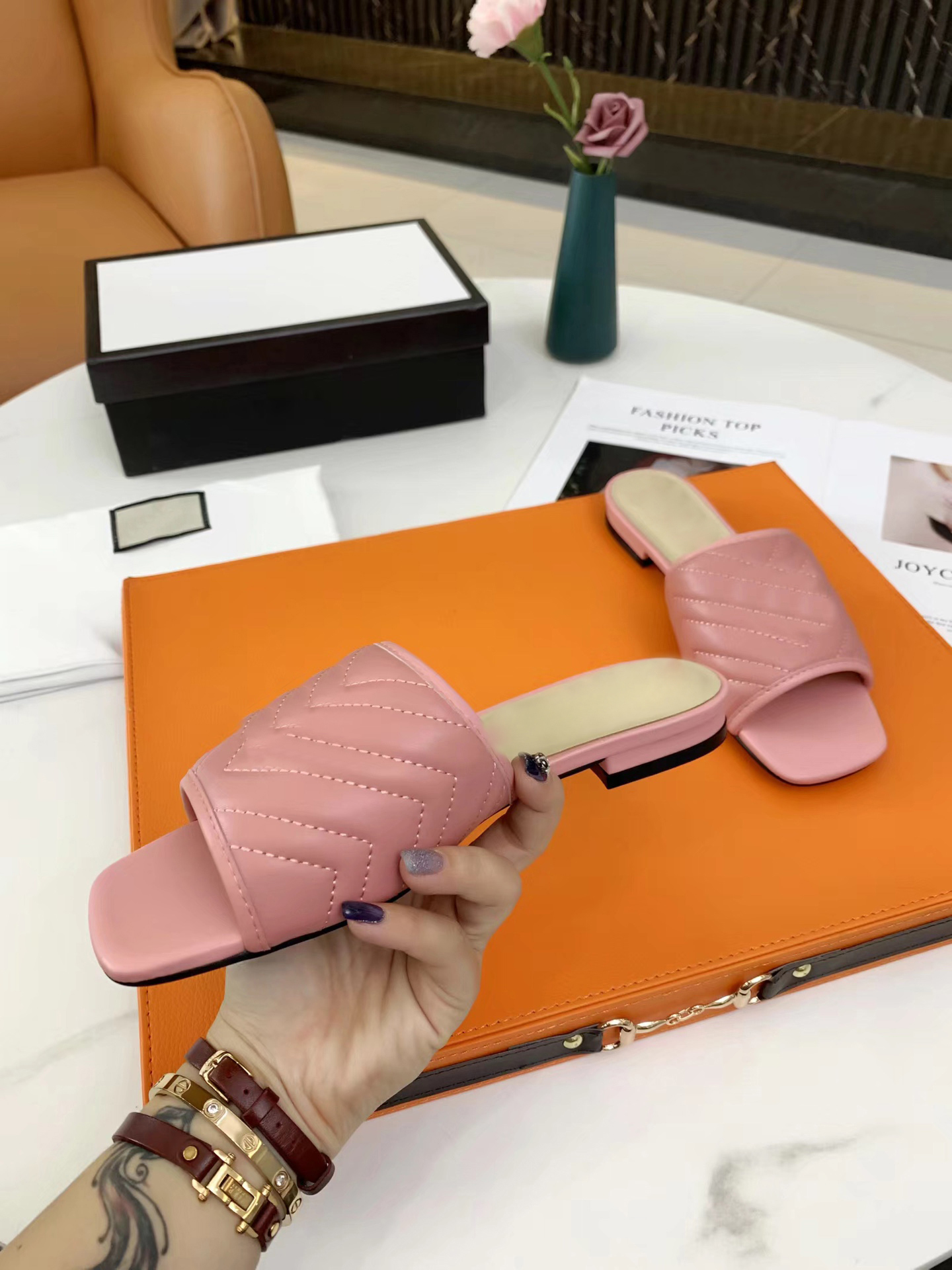Slippers 2021 summer classic electroplating hardware buckle flat bottom slipperss women's soft bottoms square head outer wear Sandals comfortable, versatile
Slippers 2021 summer classic electroplating hardware buckle flat bottom slipperss women's soft bottoms square head outer wear Sandals comfortable, versatile