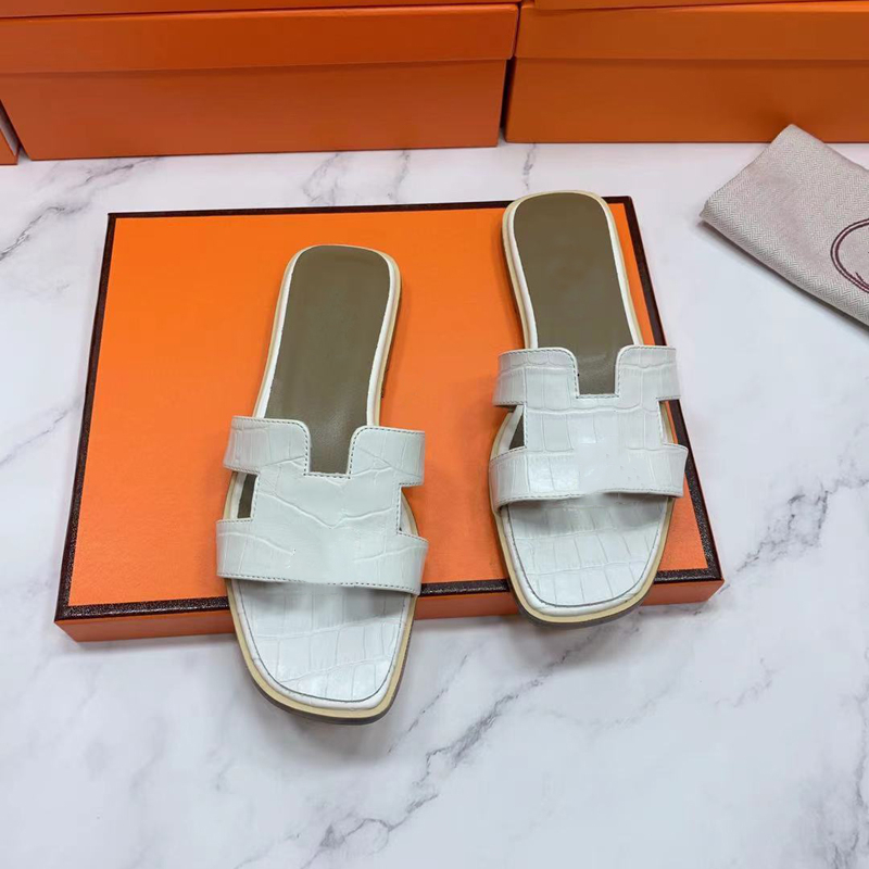High quality beach slippers Classic Flat woman Summer lady Cartoon Big Head Luxury designer sandals Leather Hotel Bath fashion women shoes, Black
High quality beach slippers Classic Flat woman Summer lady Cartoon Big Head Luxury designer sandals Leather Hotel Bath fashion women shoes, Black