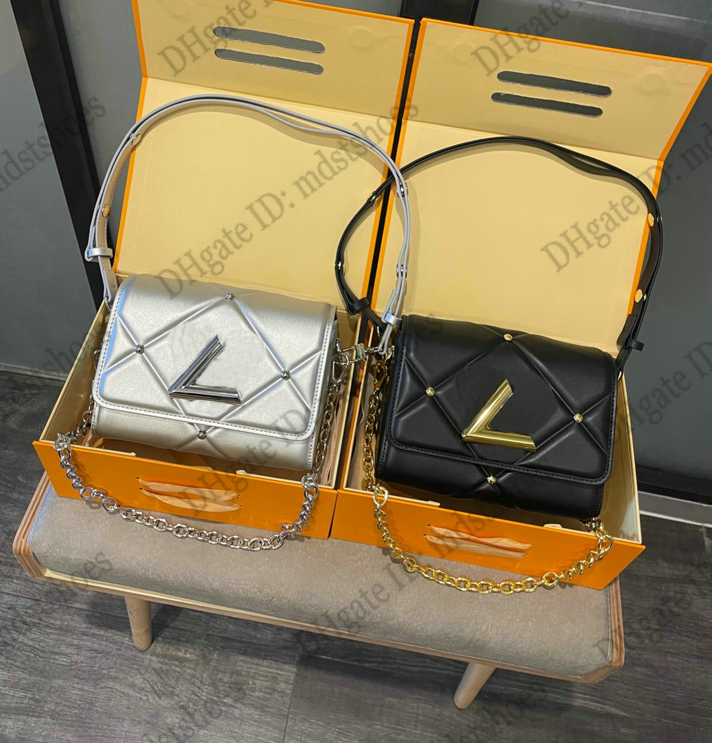 Twist PM Chain Messenger Flap Bags Winter Ice Sliver Black Rivets Luxury Handbag Womens leather Shoulder Bag Envelope Designer Cross body with Turn Lock
Twist PM Chain Messenger Flap Bags Winter Ice Sliver Black Rivets Luxury Handbag Womens leather Shoulder Bag Envelope Designer Cross body with Turn Lock