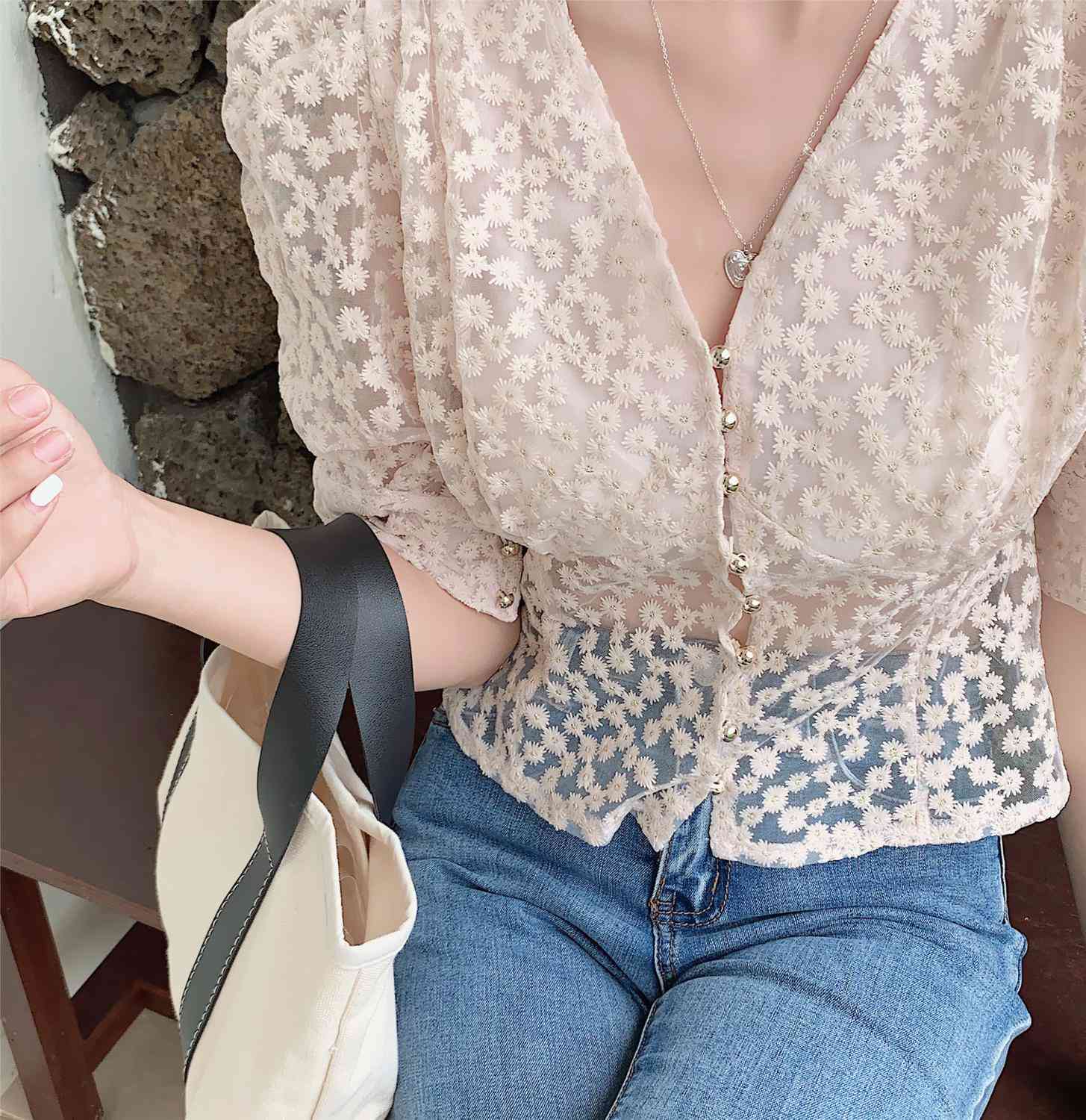 Comelsexy Summer Korean Style Floral Lace Blouses Women V-neck Sexy Tops Solid All-Match Single-breasted Shirt Blusas 210515