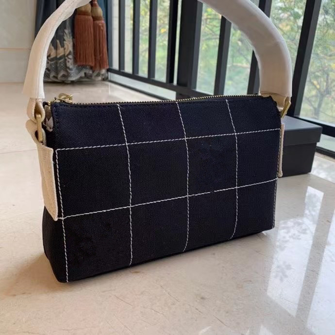 Classic shoulder thick canvas Bag Black Vintage style hand Case Women Wash Cosmetic Makeup Storage with gift packing
Classic shoulder thick canvas Bag Black Vintage style hand Case Women Wash Cosmetic Makeup Storage with gift packing