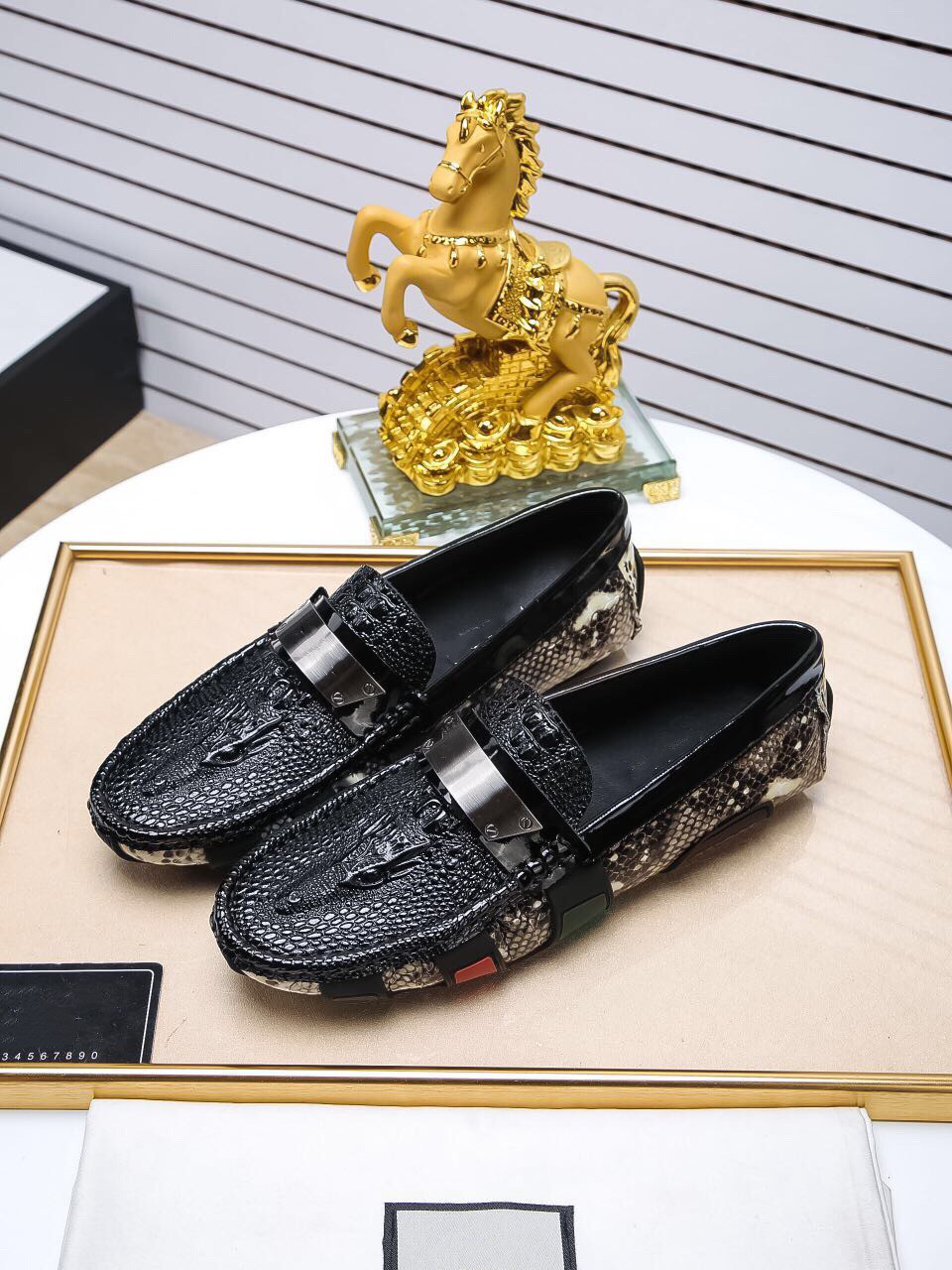 Genuine Leather Slip On Breathable Casual White Men Loafers Summer Solid Black Lofer Shoes Man Moccasins Driving Brand Desginer
Genuine Leather Slip On Breathable Casual White Men Loafers Summer Solid Black Lofer Shoes Man Moccasins Driving Brand Desginer