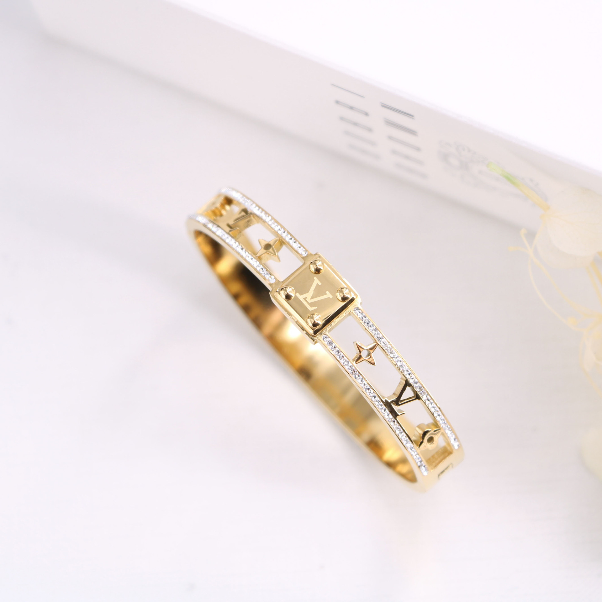 Titanium STEEL L home hollow alphabet small diamond bracelet retro light luxury wind advanced sense bracelet bracelets
Titanium STEEL L home hollow alphabet small diamond bracelet retro light luxury wind advanced sense bracelet bracelets