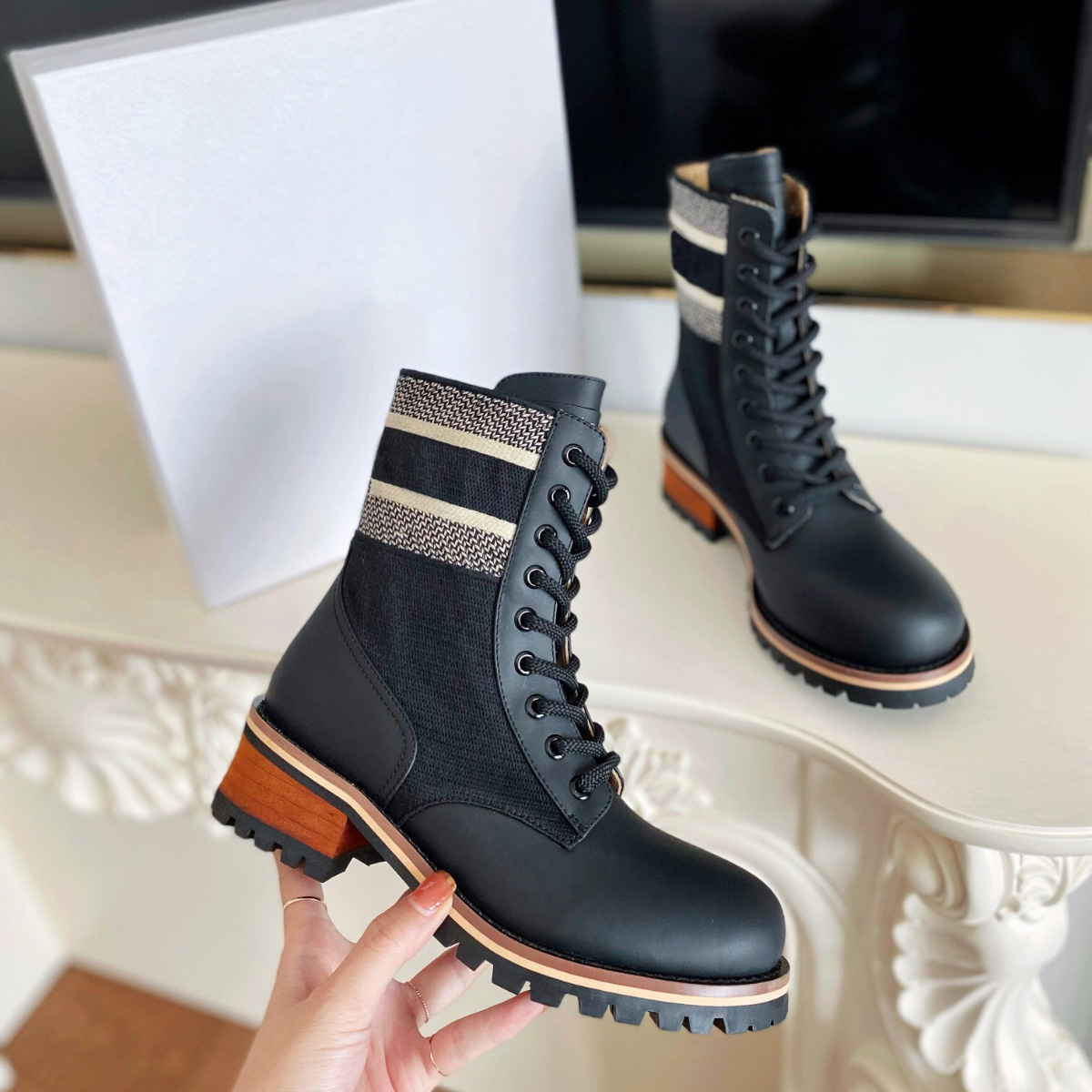 Top quality Black Ankle Biker Boots women luxury designers shoes block low heel lace-up booties Quest leather Embroidered logo chunky combat boot factory Footwear
Top quality Black Ankle Biker Boots women luxury designers shoes block low heel lace-up booties Quest leather Embroidered logo chunky combat boot factory Footwear