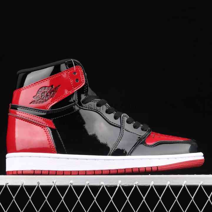 2021 1 1s High OG Bred Patent Basketball Shoes Men Women Black Red Classic Sport Sneakers Chaussures, With og box
2021 1 1s High OG Bred Patent Basketball Shoes Men Women Black Red Classic Sport Sneakers Chaussures, With og box
