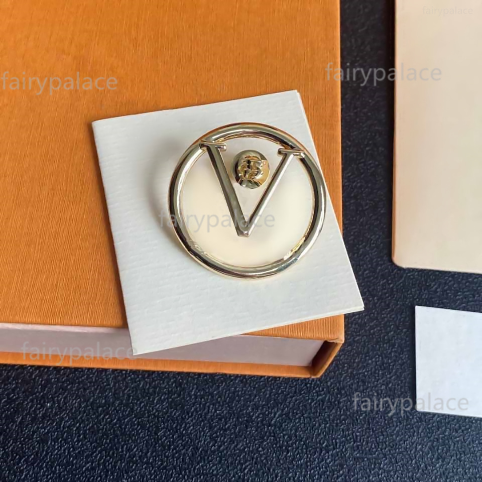 Fashion Vintage Brooch Letter Brooches Pin Tassel Man Women simple Pins Costume Jewelry Top Quality
Fashion Vintage Brooch Letter Brooches Pin Tassel Man Women simple Pins Costume Jewelry Top Quality