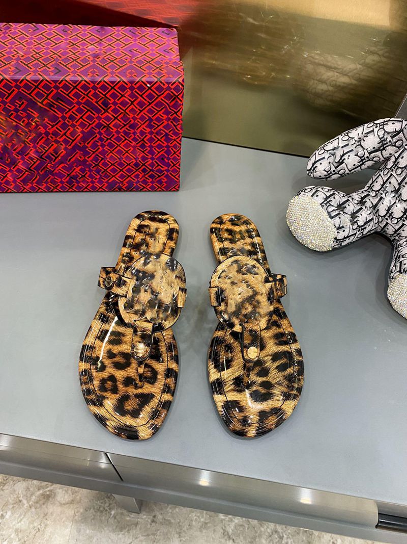 Explosion-bottomed classic slippers herringbone pattern home interior luxury leopard print flat shoes summer ladies Tory sandals
Explosion-bottomed classic slippers herringbone pattern home interior luxury leopard print flat shoes summer ladies Tory sandals