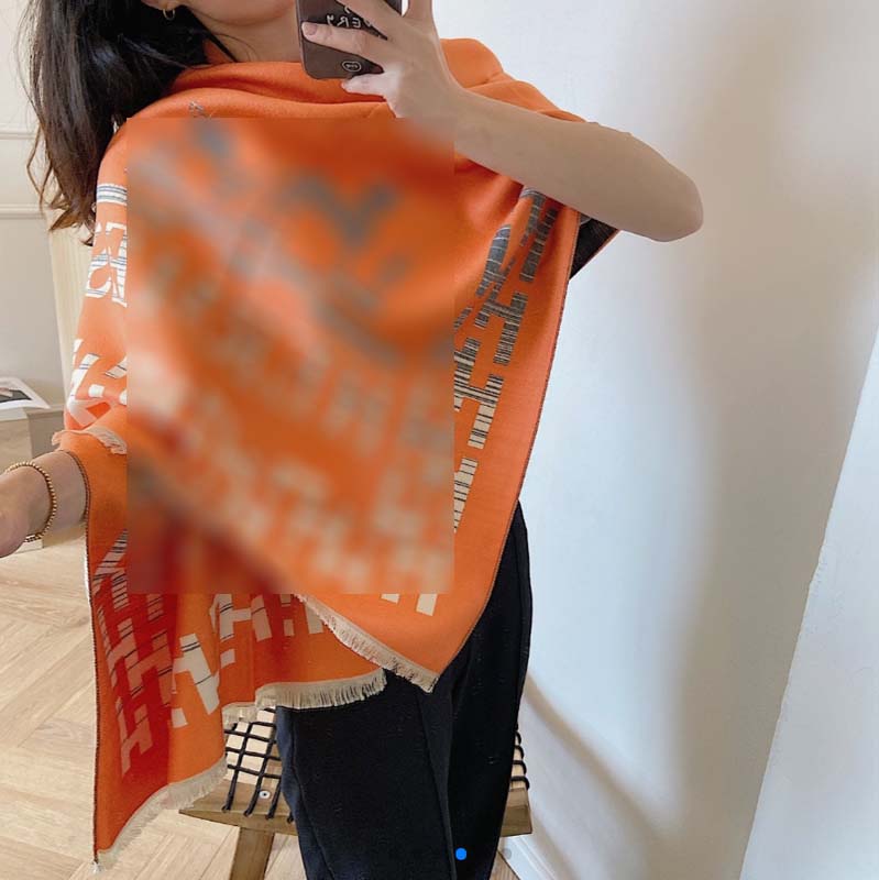 Fashion Designer Cashmere Scarf for Women Winter Classic Letter Flower Silk Lace Ring Scarves Size 180 * 65cm 4 Colors Option
Fashion Designer Cashmere Scarf for Women Winter Classic Letter Flower Silk Lace Ring Scarves Size 180 * 65cm 4 Colors Option