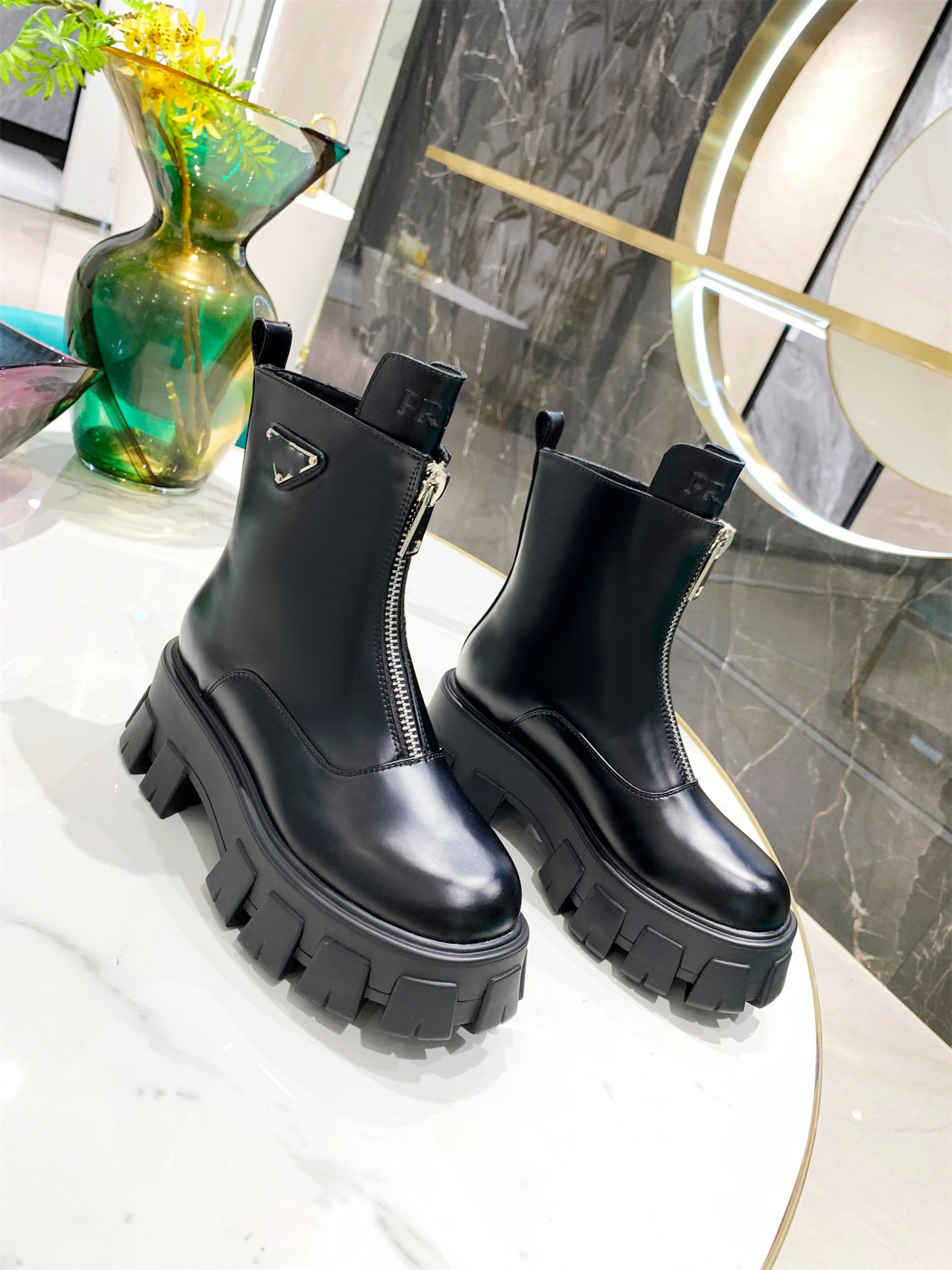Luxury leisure in the martin boots fashion half 9 inch autumn and winter design gold hardware logo high quality, Box
Luxury leisure in the martin boots fashion half 9 inch autumn and winter design gold hardware logo high quality, Box
