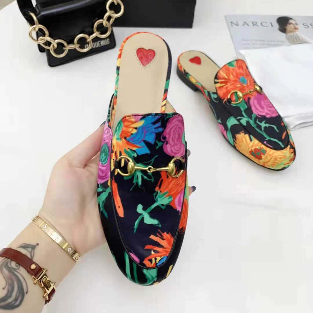 Designer Women Summer Princetown Slippers Flower language series Mules Loafers Genuine Leather Flats With Buckle Bees Snake Pattern Box
Designer Women Summer Princetown Slippers Flower language series Mules Loafers Genuine Leather Flats With Buckle Bees Snake Pattern Box