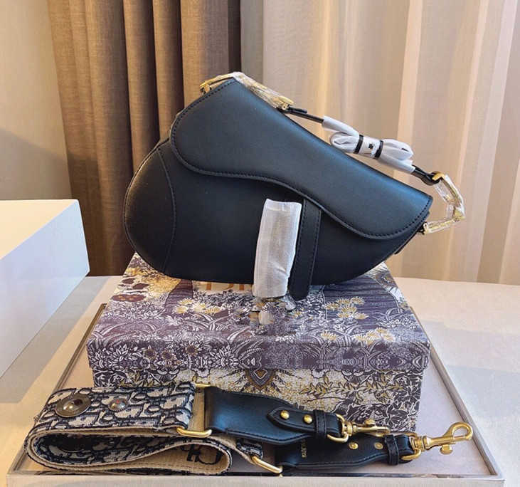 Handbag Saddle bag Top quality Genuine Leather With shoulder strap Purse Metal pendant Shoulder bags women Crossbody bag Cowhide handbag, Army green
Handbag Saddle bag Top quality Genuine Leather With shoulder strap Purse Metal pendant Shoulder bags women Crossbody bag Cowhide handbag, Army green
