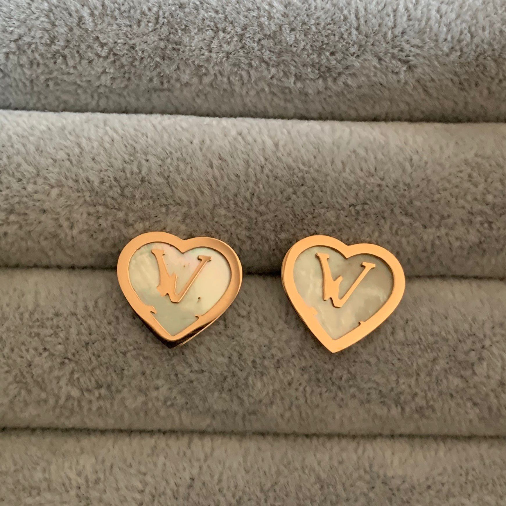 Classic jews wholesale price tiny love stud jewelry 18K rose gold silver plated heart shell lovers earrings for women men birthday gift lady
Classic jews wholesale price tiny love stud jewelry 18K rose gold silver plated heart shell lovers earrings for women men birthday gift lady