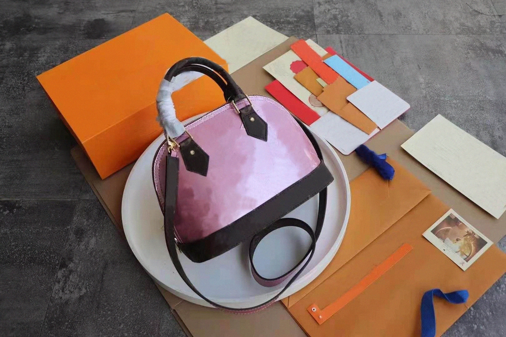ALMA BB shell bag women patent leather flower Embossed shoulder bags Messenger with lock crossbody bag top quality handbags 2021 Z8yT#, Dust bag
ALMA BB shell bag women patent leather flower Embossed shoulder bags Messenger with lock crossbody bag top quality handbags 2021 Z8yT#, Dust bag