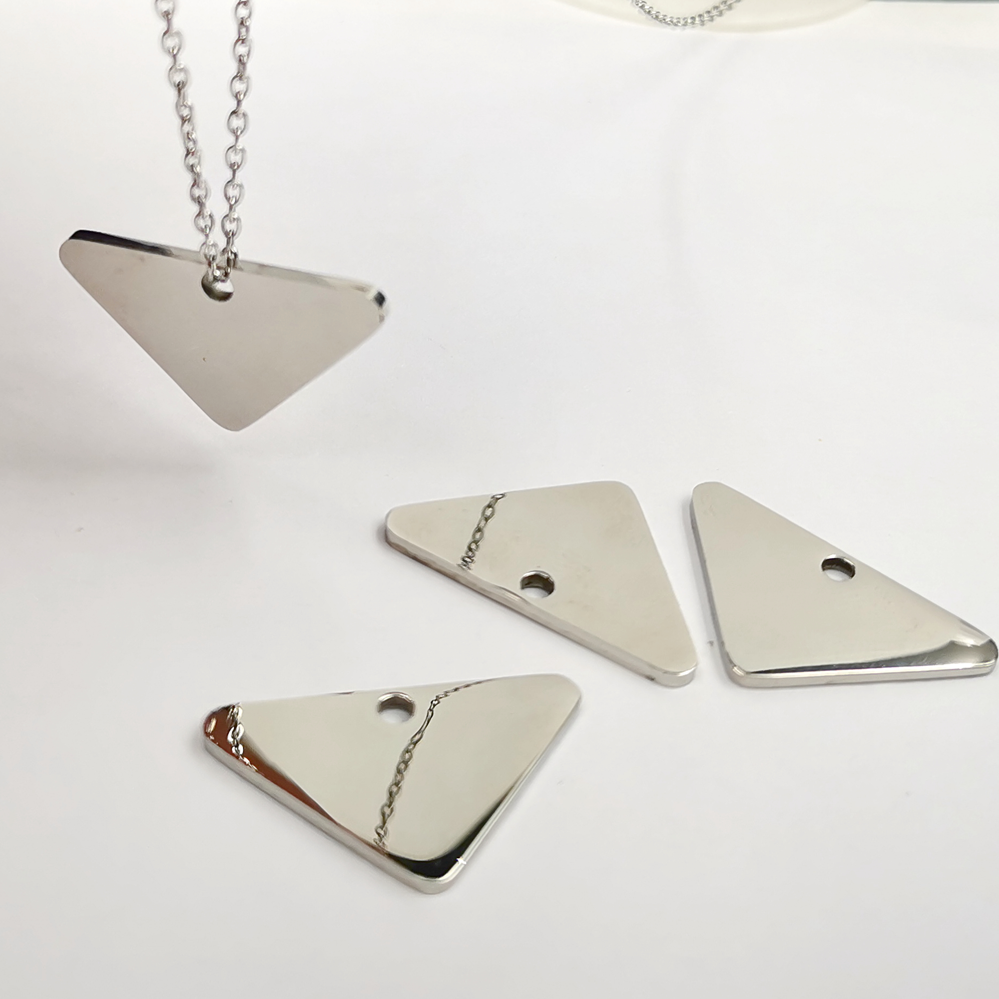 20pcs High Polished 16*22mm *1.2mm thick Stainless Steel Charms Triangle Tag Pendant Jewelry Findings DIY
20pcs High Polished 16*22mm *1.2mm thick Stainless Steel Charms Triangle Tag Pendant Jewelry Findings DIY